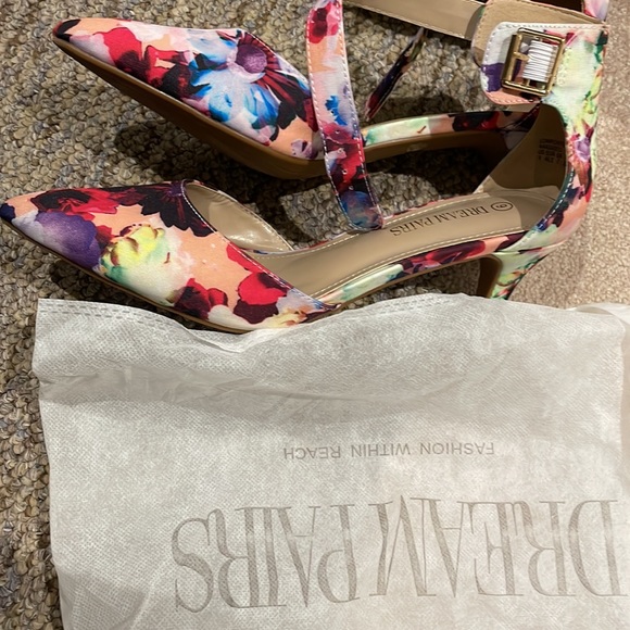 Dream pairs (Amazon) floral heels - Picture 4 of 4